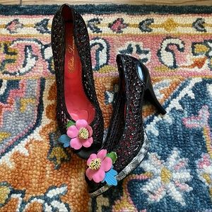 POETIC LICENSE Prickly Pear black floral pump 41
